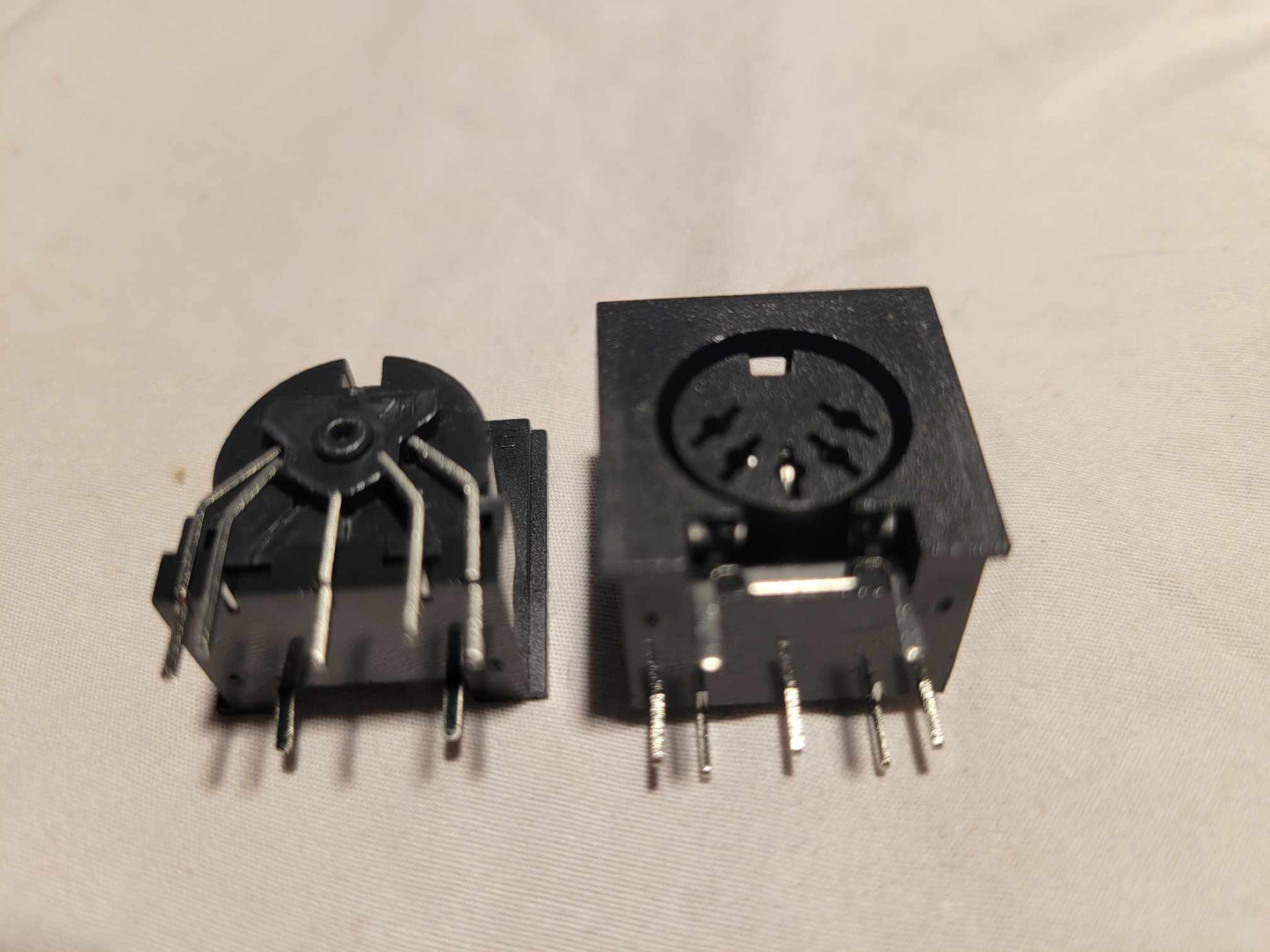 5 pin female DIN through hole connector