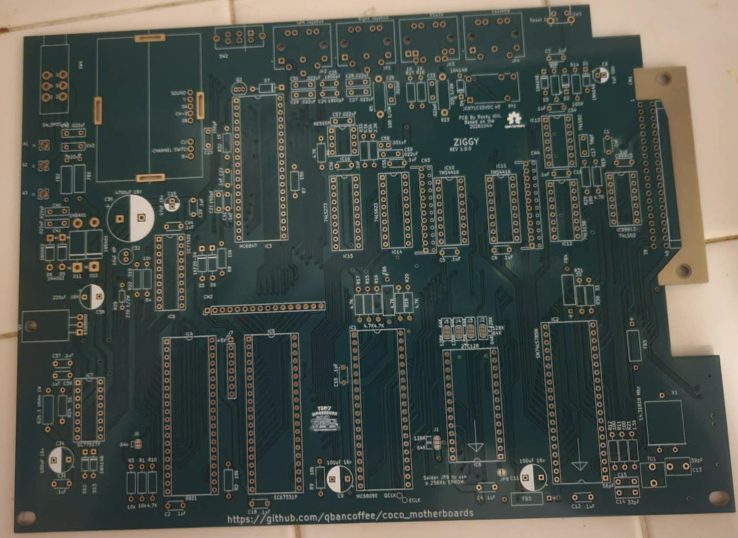 TRS-80 Color Computer 2 [26-3134B / 26-3136B] Bare Motherboard
